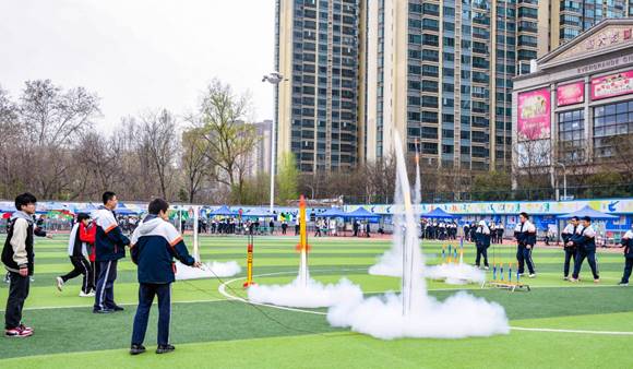 说明: 西安市第七届中小学科普教育成果展室外展示照片2