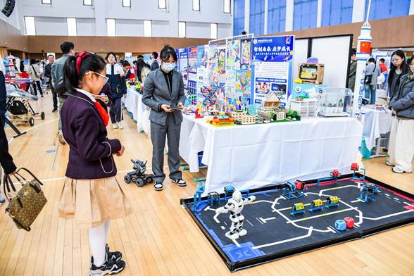 说明: 西安市第七届中小学科普教育成果展室内展厅照片2